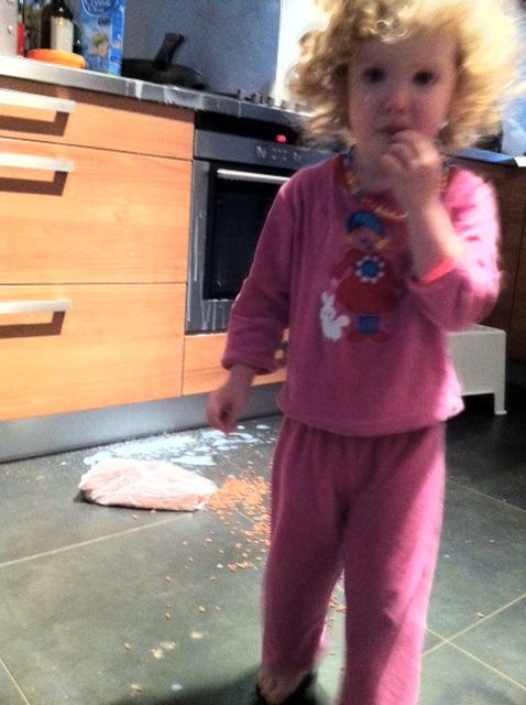 Loes in de keuken, 3 jaar - foto Elise van der Velde 