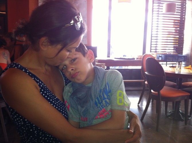 Elise van der Velde met zoon Ties Cerebral Palsy child with mother