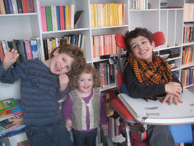 Ties, Rijk en Loes voor de boekenkast - foto Elise van der Velde 